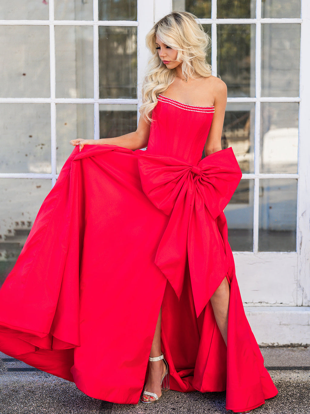 Jhenee | Vestido de fiesta largo de satén rojo sin tirantes, corte en A, con corsé y lazo