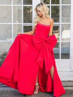 Jhenee | Vestido de fiesta largo de satén rojo sin tirantes, corte en A, con corsé y lazo
