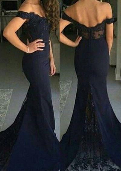 Robe de demoiselle d'honneur longue en satin et dentelle bleu marine sirène à épaules dénudées 