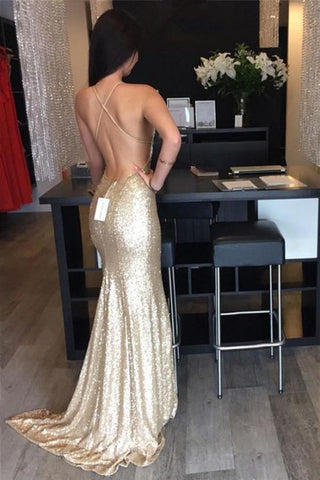 Vestido de graduación dorado con escote halter en V profundo, espalda descubierta y cola de barrido. 