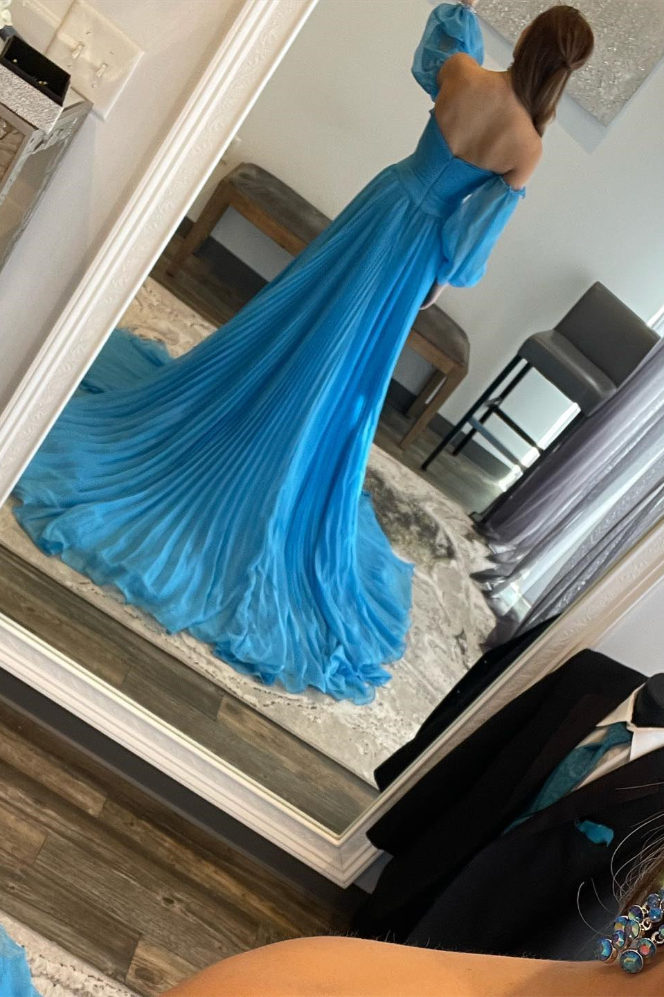 Ana | Vestido de graduación corte A sin tirantes con pedrería verde cazador y mangas
