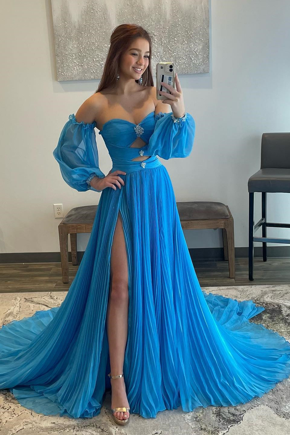 Ana | Vestido de graduación corte A sin tirantes con pedrería verde cazador y mangas