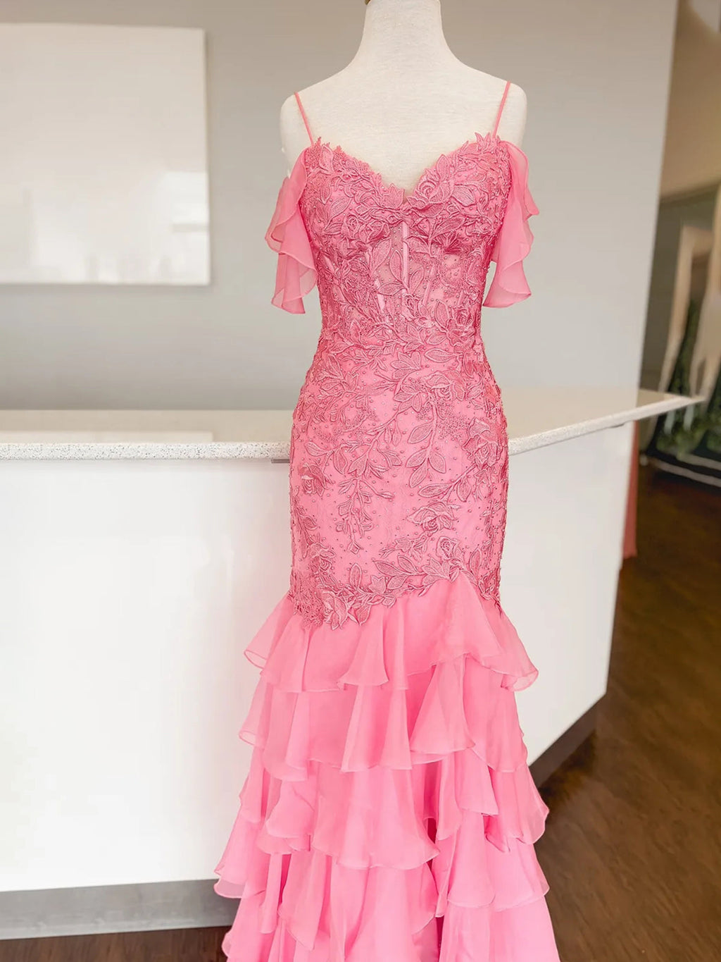Kalel | Robe de bal sirène à manches froides en dentelle rouge à volants 