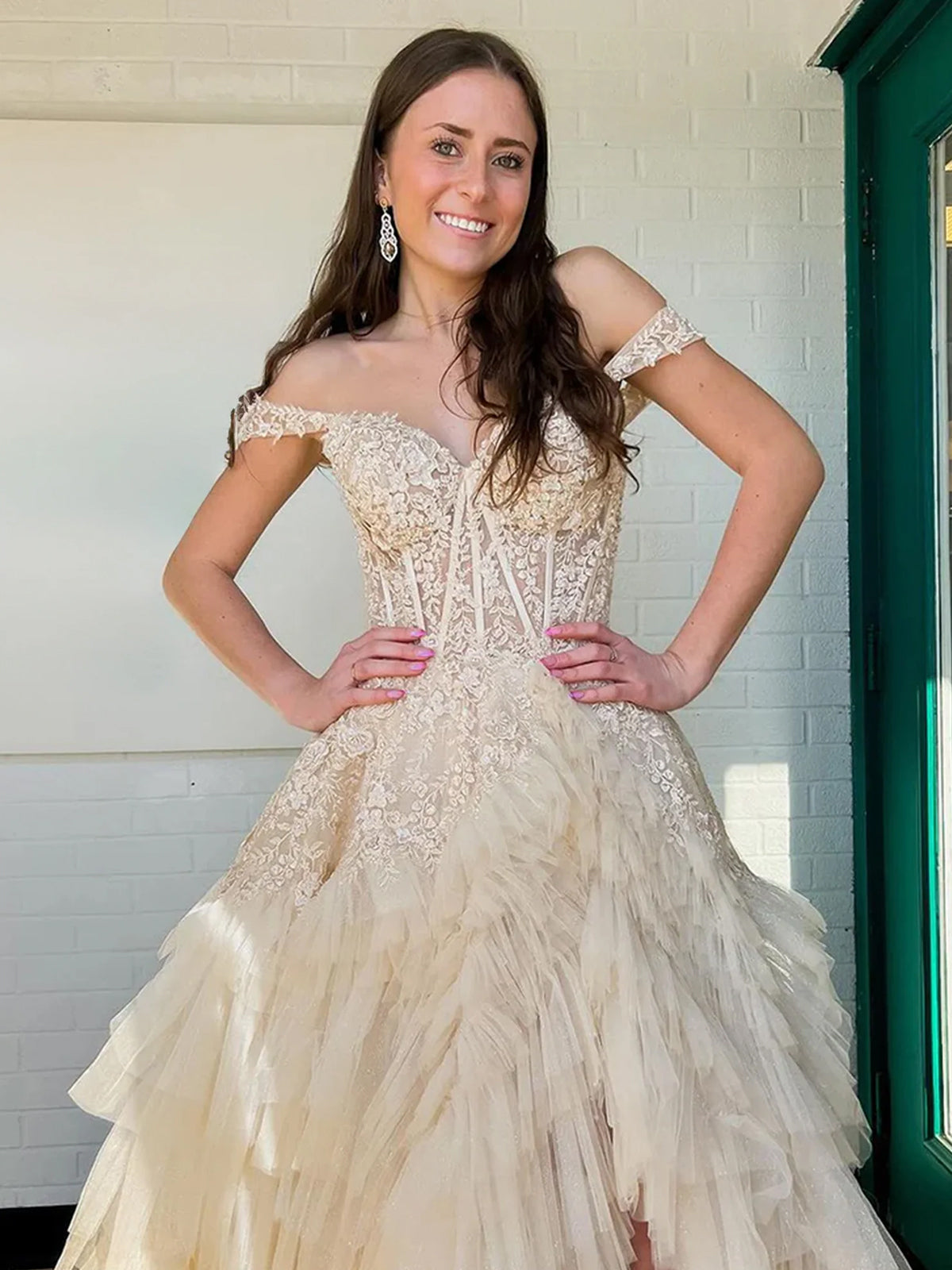 Kashi | Vestido de fiesta de tul color champán con hombros descubiertos y apliques
