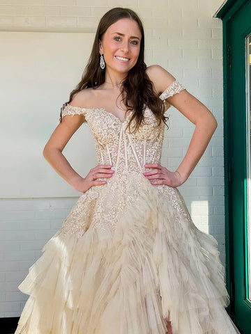 Kashi | Vestido de fiesta de tul color champán con hombros descubiertos y apliques