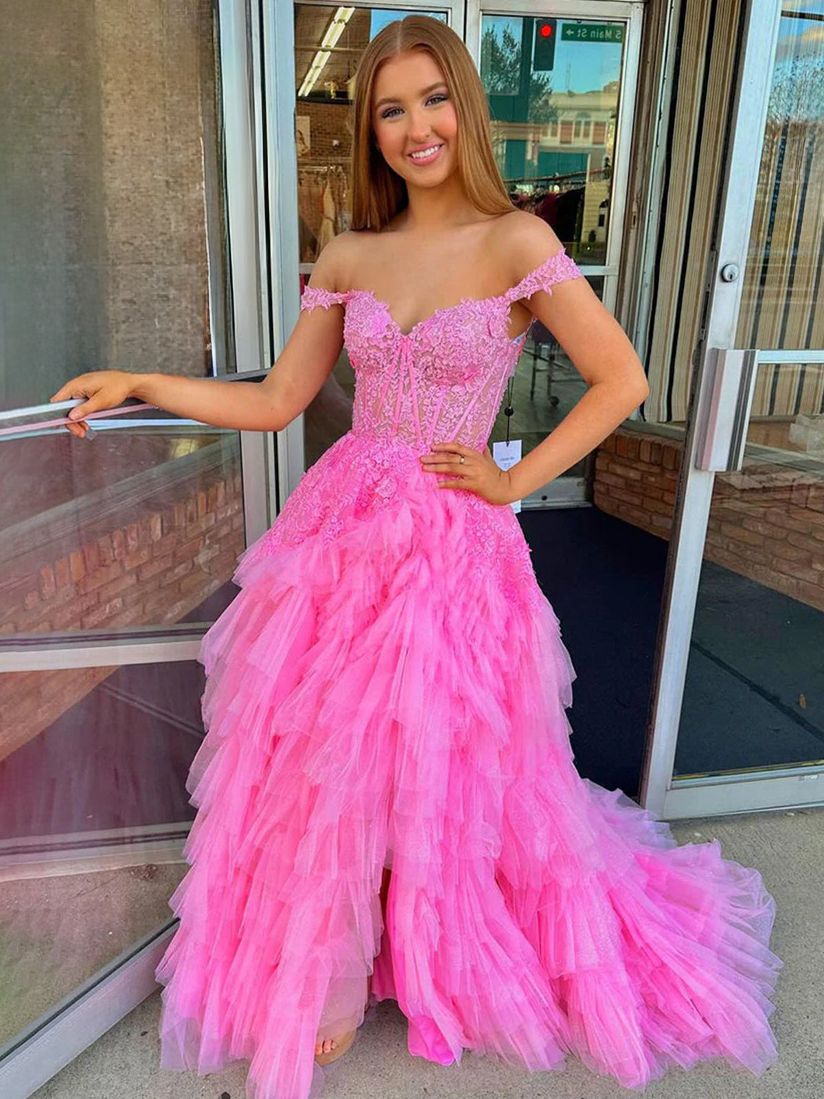Kashi | Vestido de fiesta de tul color champán con hombros descubiertos y apliques