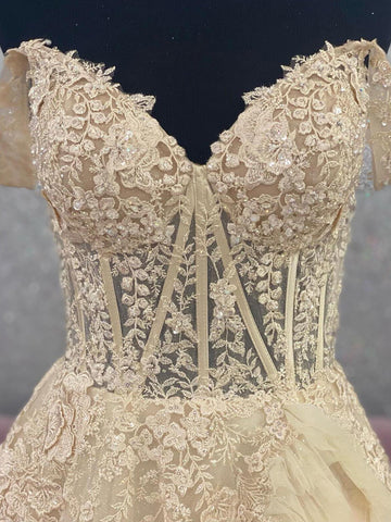 Kashi | Vestido de fiesta de tul color champán con hombros descubiertos y apliques