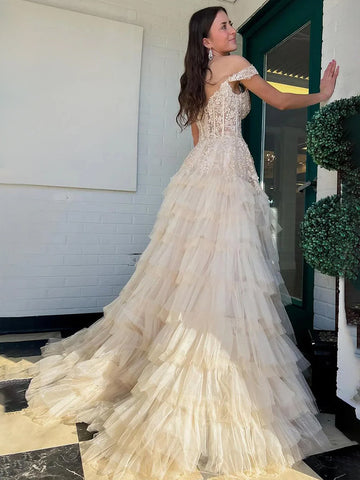 Kashi | Vestido de fiesta de tul color champán con hombros descubiertos y apliques