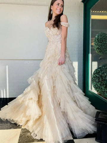 Kashi | Vestido de fiesta de tul color champán con hombros descubiertos y apliques