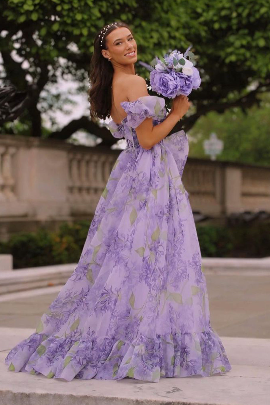 Kay | Vestido de graduación floral sin tirantes, corte en A, con mangas desmontables