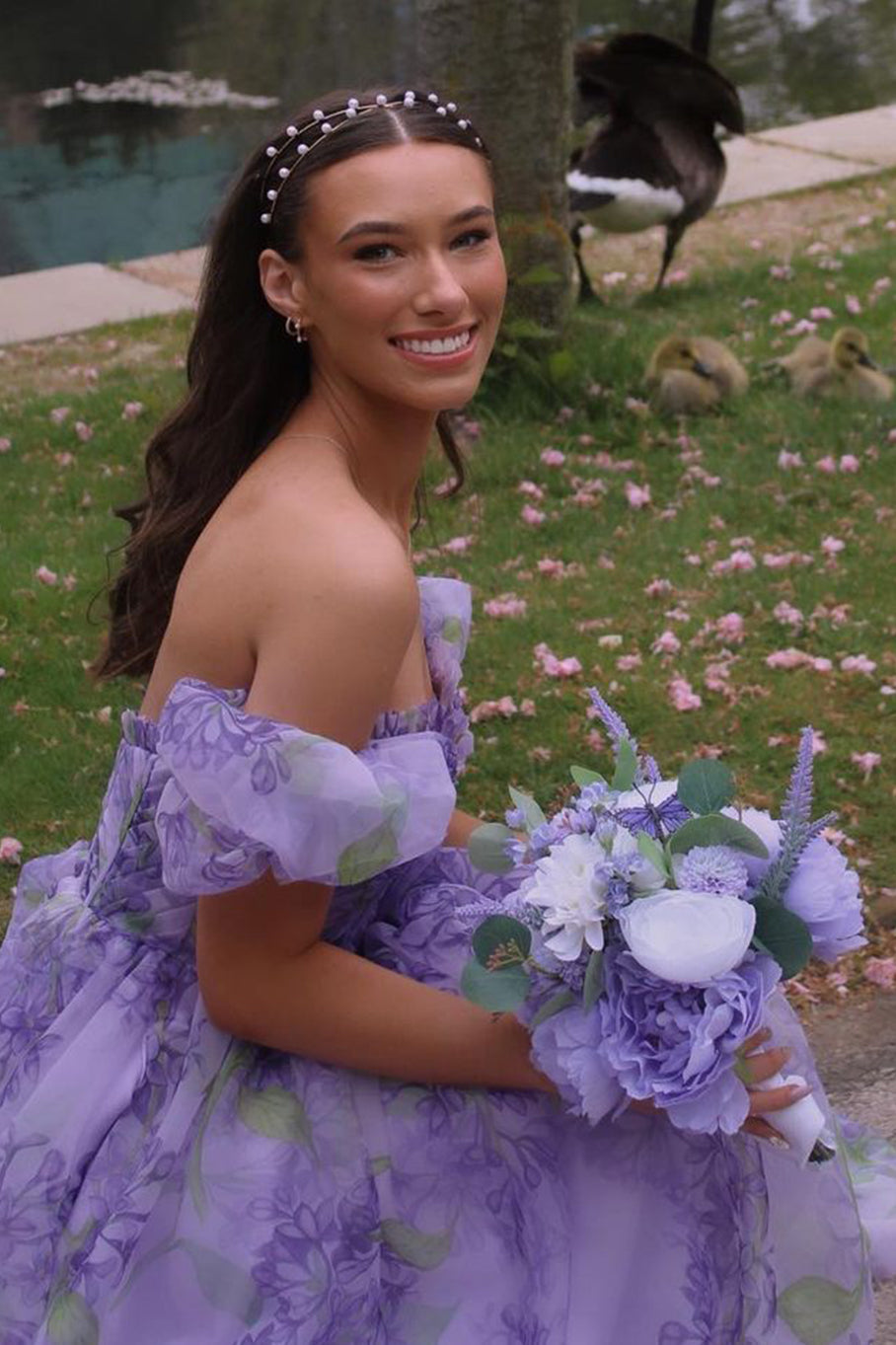 Kay | Vestido de graduación floral sin tirantes, corte en A, con mangas desmontables