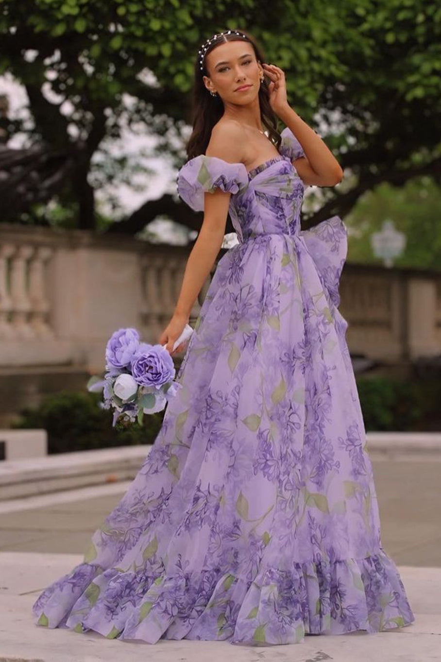 Kay | Vestido de graduación floral sin tirantes, corte en A, con mangas desmontables