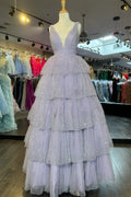 Khloé | Robe de bal longue à volants, col en V, sequins et tulle lavande, col V, volants et sequins, en tulle lavande
