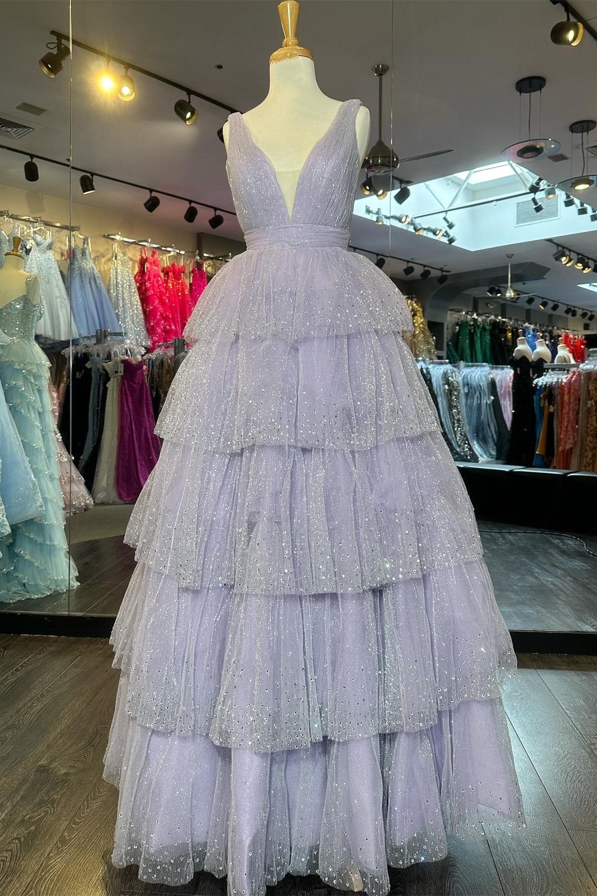 Khloé | Robe de bal longue à volants, col en V, sequins et tulle lavande, col V, volants et sequins, en tulle lavande
