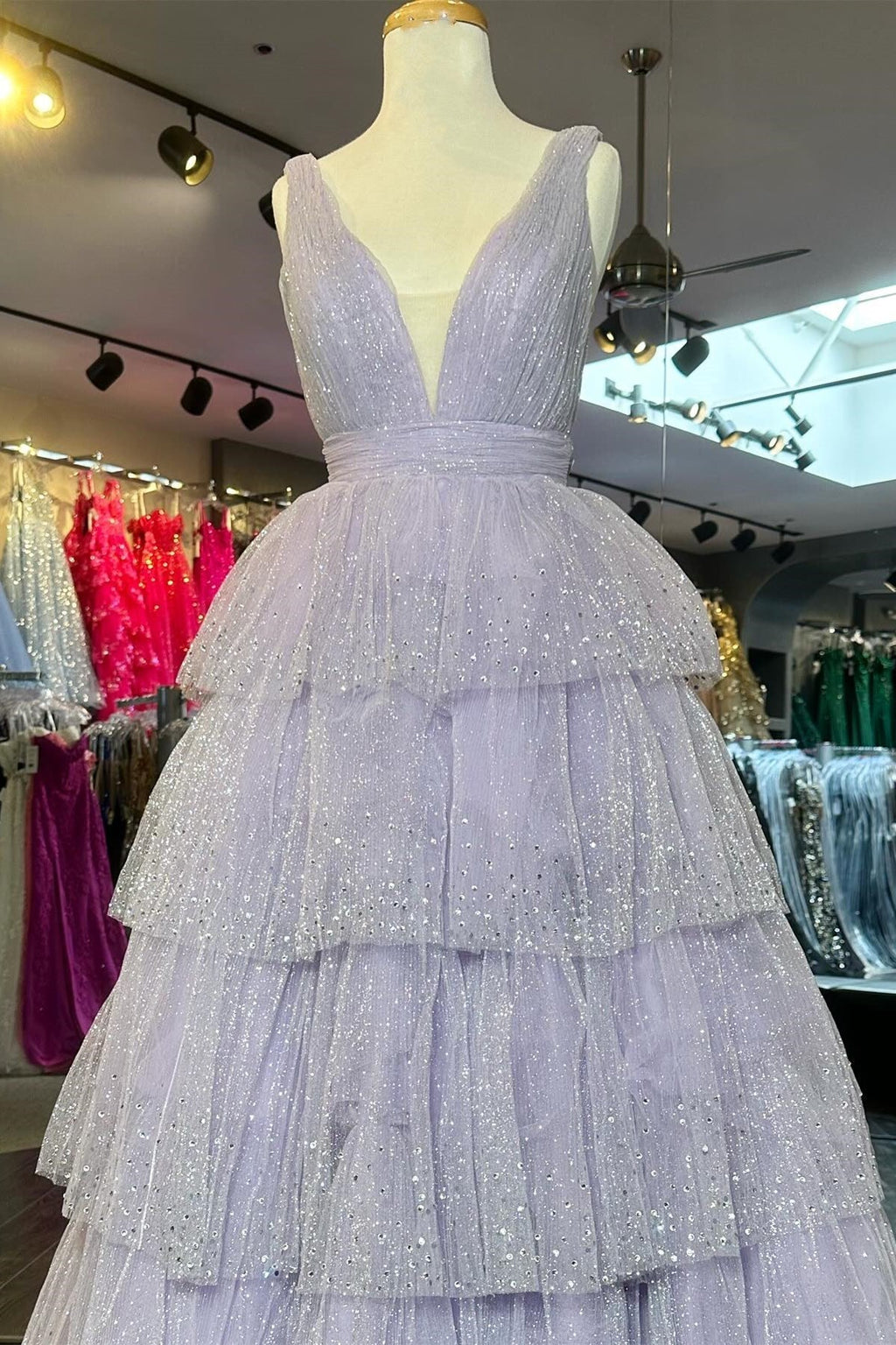 Khloé | Robe de bal longue à volants, col en V, sequins et tulle lavande, col V, volants et sequins, en tulle lavande
