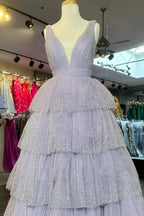 Khloé | Robe de bal longue à volants, col en V, sequins et tulle lavande, col V, volants et sequins, en tulle lavande