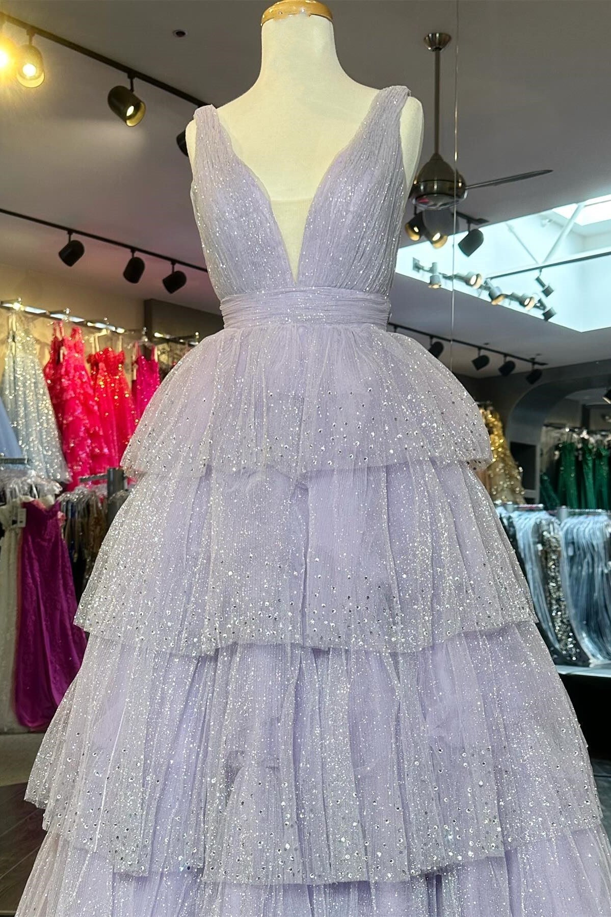 Khloé | Robe de bal longue à volants, col en V, sequins et tulle lavande, col V, volants et sequins, en tulle lavande