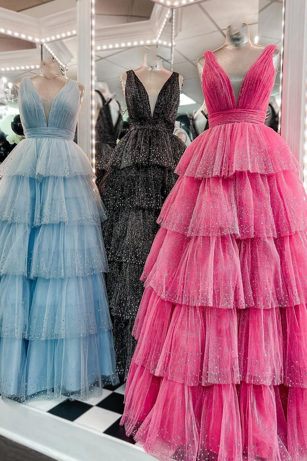 Khloé | Robe de bal longue à volants, col en V, sequins et tulle lavande, col V, volants et sequins, en tulle lavande