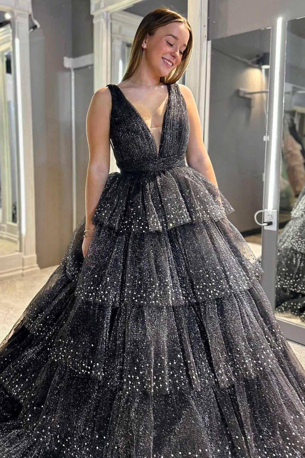Khloé | Robe de bal longue à volants, col en V, sequins et tulle lavande, col V, volants et sequins, en tulle lavande