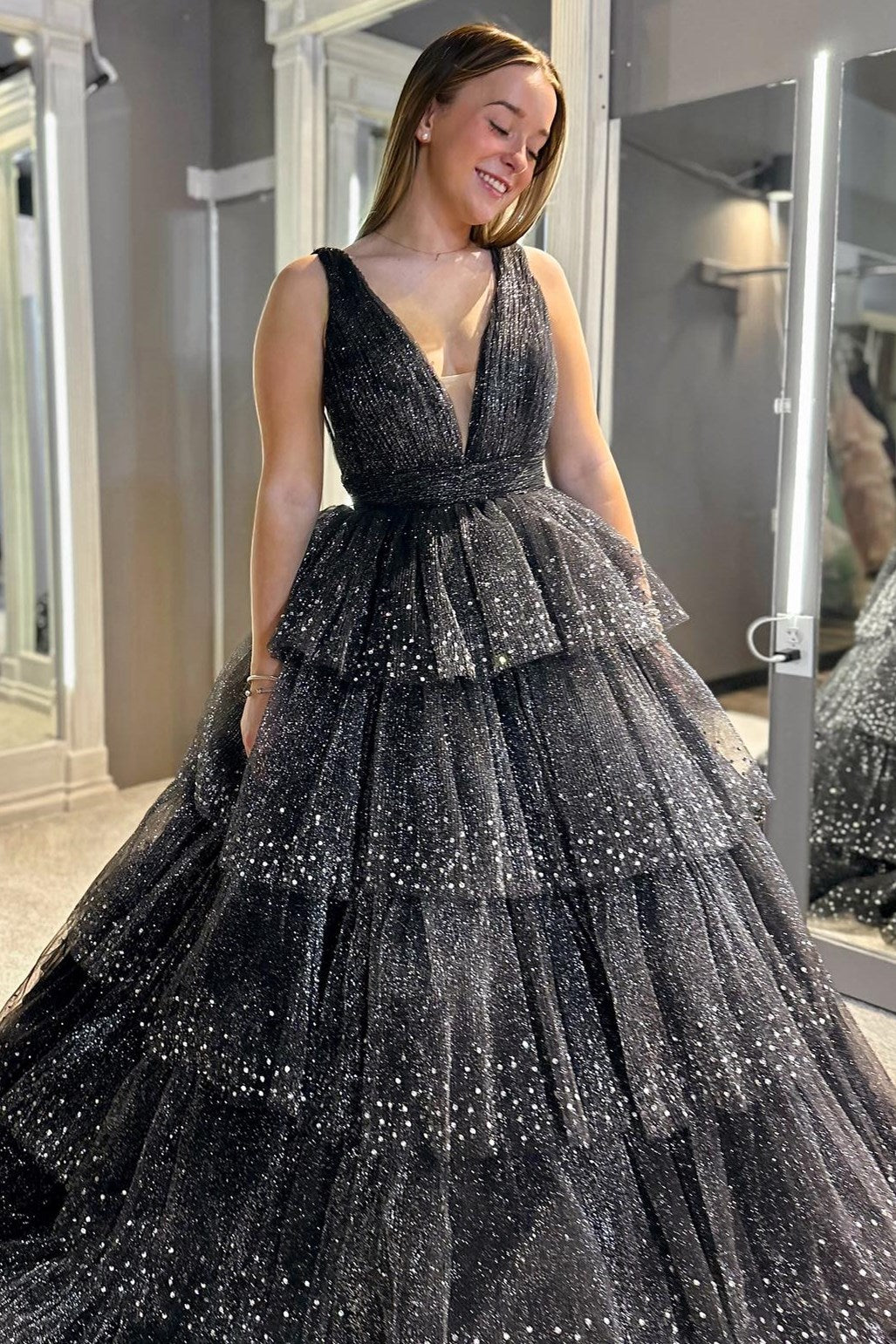 Khloé | Robe de bal longue à volants, col en V, sequins et tulle lavande, col V, volants et sequins, en tulle lavande
