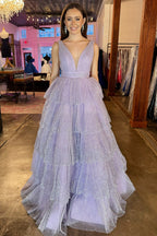 Khloé | Robe de bal longue à volants, col en V, sequins et tulle lavande, col V, volants et sequins, en tulle lavande