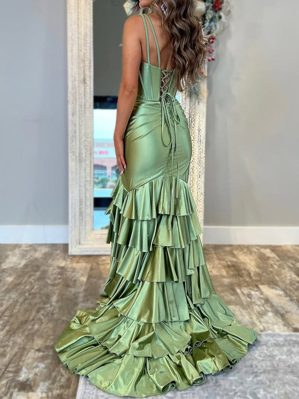 Kiran | Robe de bal longue sirène en satin, col V et jupe à volants