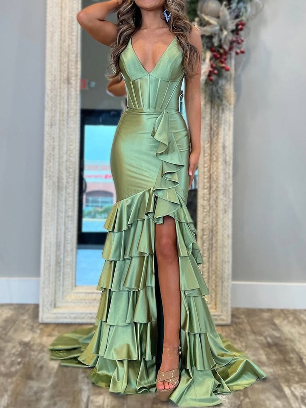 Kiran | Robe de bal longue sirène en satin, col V et jupe à volants