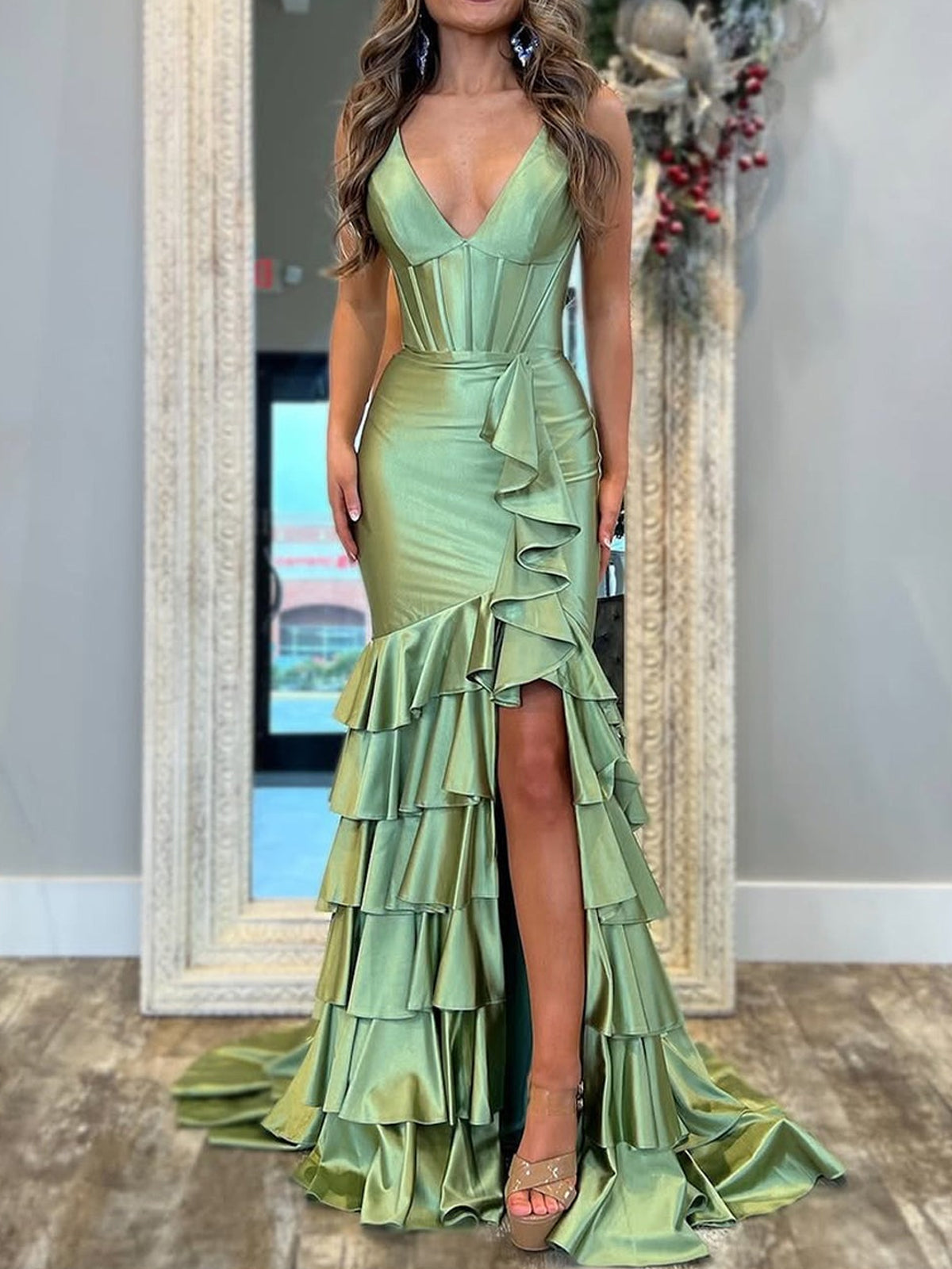 Kiran | Robe de bal longue sirène en satin, col V et jupe à volants
