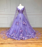 Robe de bal trapèze en dentelle florale avec manches cape 