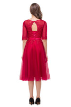 Robes de demoiselle d'honneur mi-longues, coupe trapèze, manches courtes et ceinture