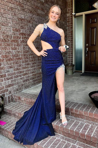 Vestido largo de sirena verde cazador con un solo hombro, bordado con cuentas y abertura.