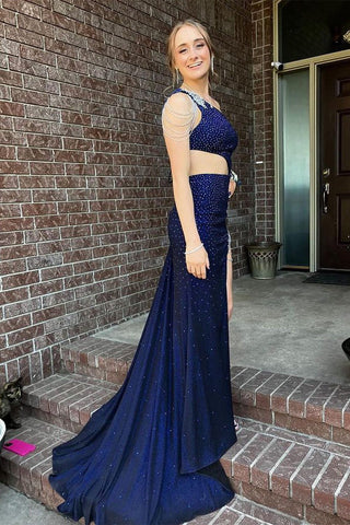 Vestido largo de sirena verde cazador con un solo hombro, bordado con cuentas y abertura.