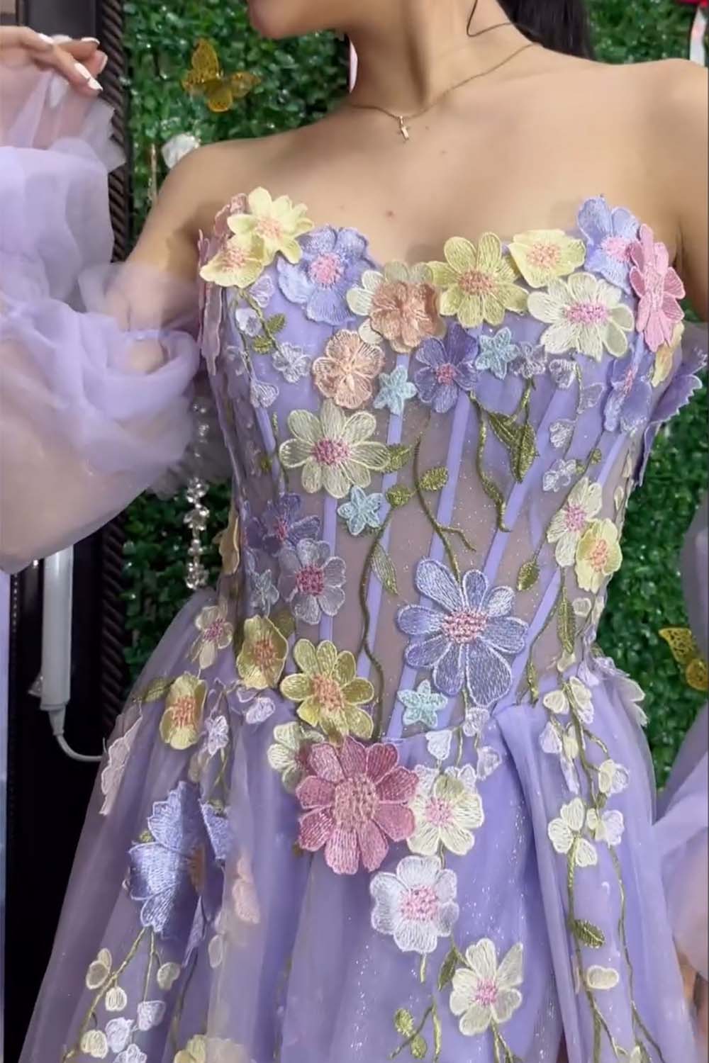 Kylena | Robe de bal bustier en tulle lavande, coupe trapèze, ornée de fleurs 3D