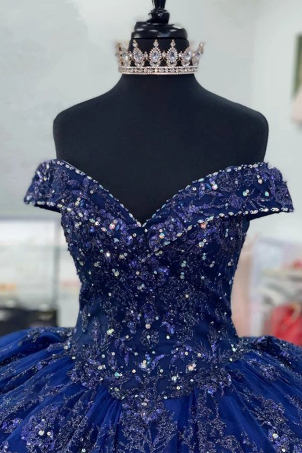 Robe de bal épaules dénudées ornée de sequins et d'appliqués pour quinceañera