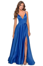 Robe de bal junior en satin à décolleté en V profond
