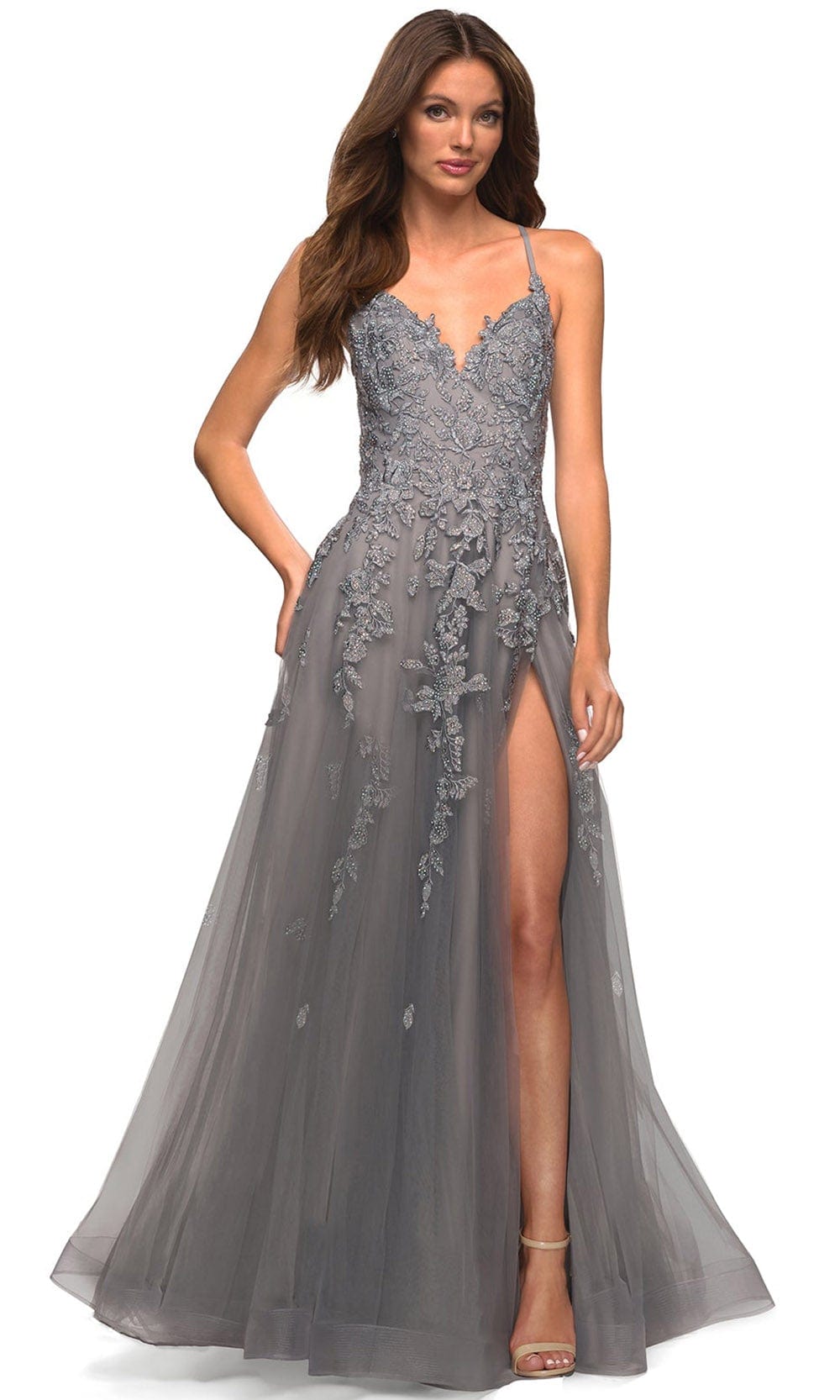 Robe en tulle ornée de dentelle et d'appliqués