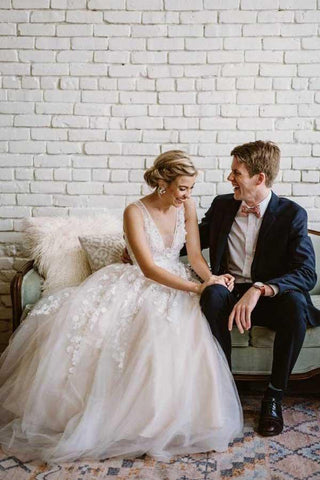 Vestido de novia color marfil con apliques de encaje y escote en V para boda en la playa WD292