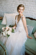 Vestido de novia color marfil con apliques de encaje y escote en V para boda en la playa WD292
