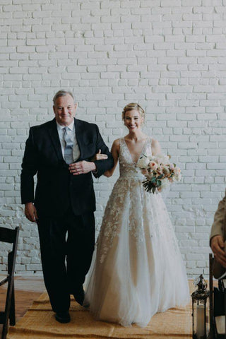 Vestido de novia color marfil con apliques de encaje y escote en V para boda en la playa WD292