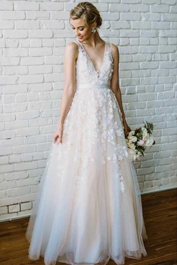 Vestido de novia color marfil con apliques de encaje y escote en V para boda en la playa WD292