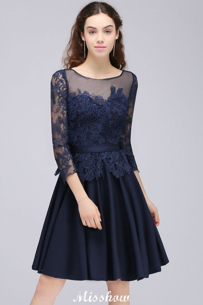 Robe de demoiselle d'honneur courte à manches 3/4 et applications de dentelle, idéale pour une tenue décontractée au quotidien.