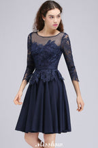 Robe de demoiselle d'honneur courte à manches 3/4 et applications de dentelle, idéale pour une tenue décontractée au quotidien.