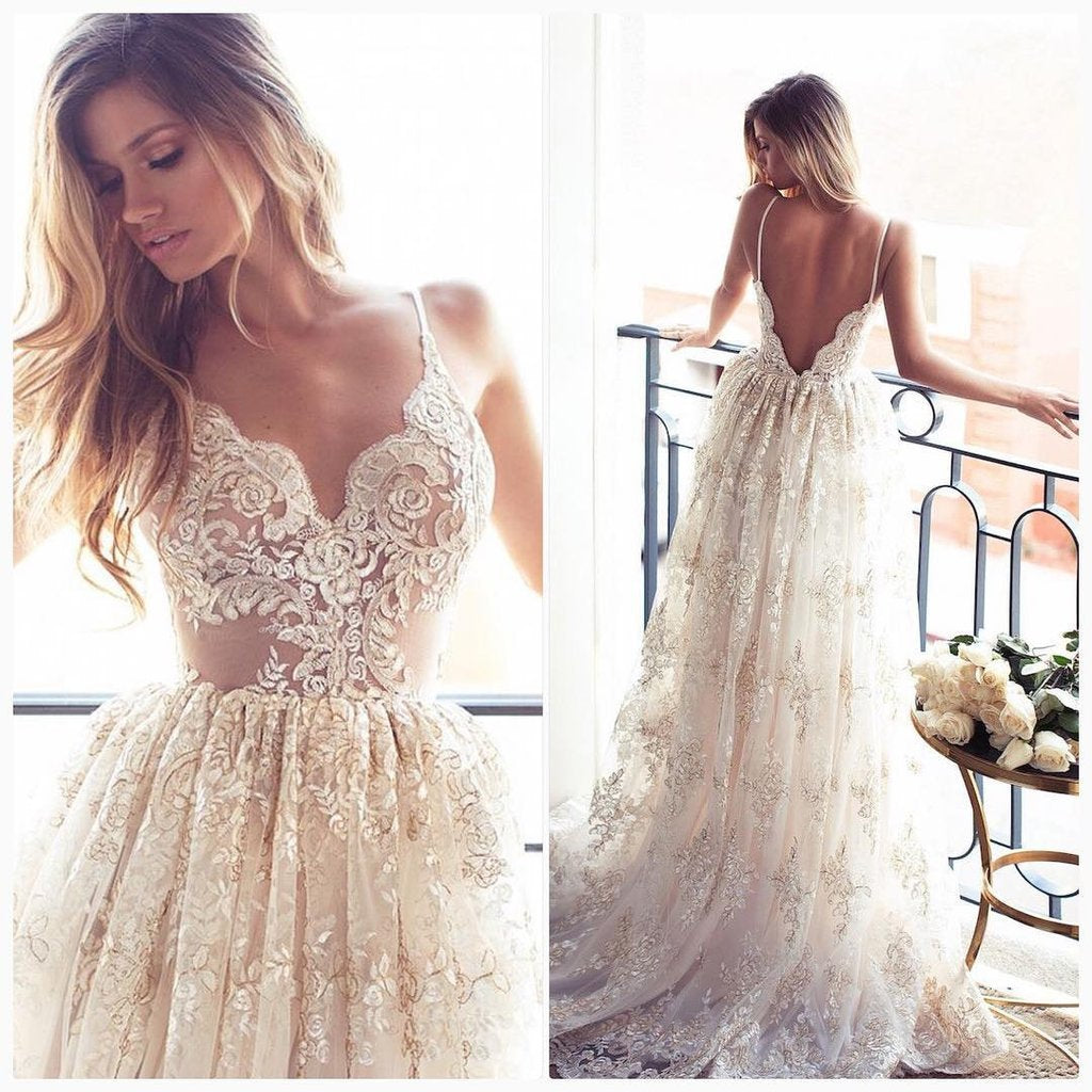 Vestido de fiesta elegante con apliques de encaje, escote en V, espalda descubierta y sin mangas.