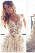 Vestido de fiesta elegante con apliques de encaje, escote en V, espalda descubierta y sin mangas.