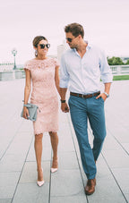 Robe de soirée rose poudré en dentelle, longueur genou, pour mariage ou fête.