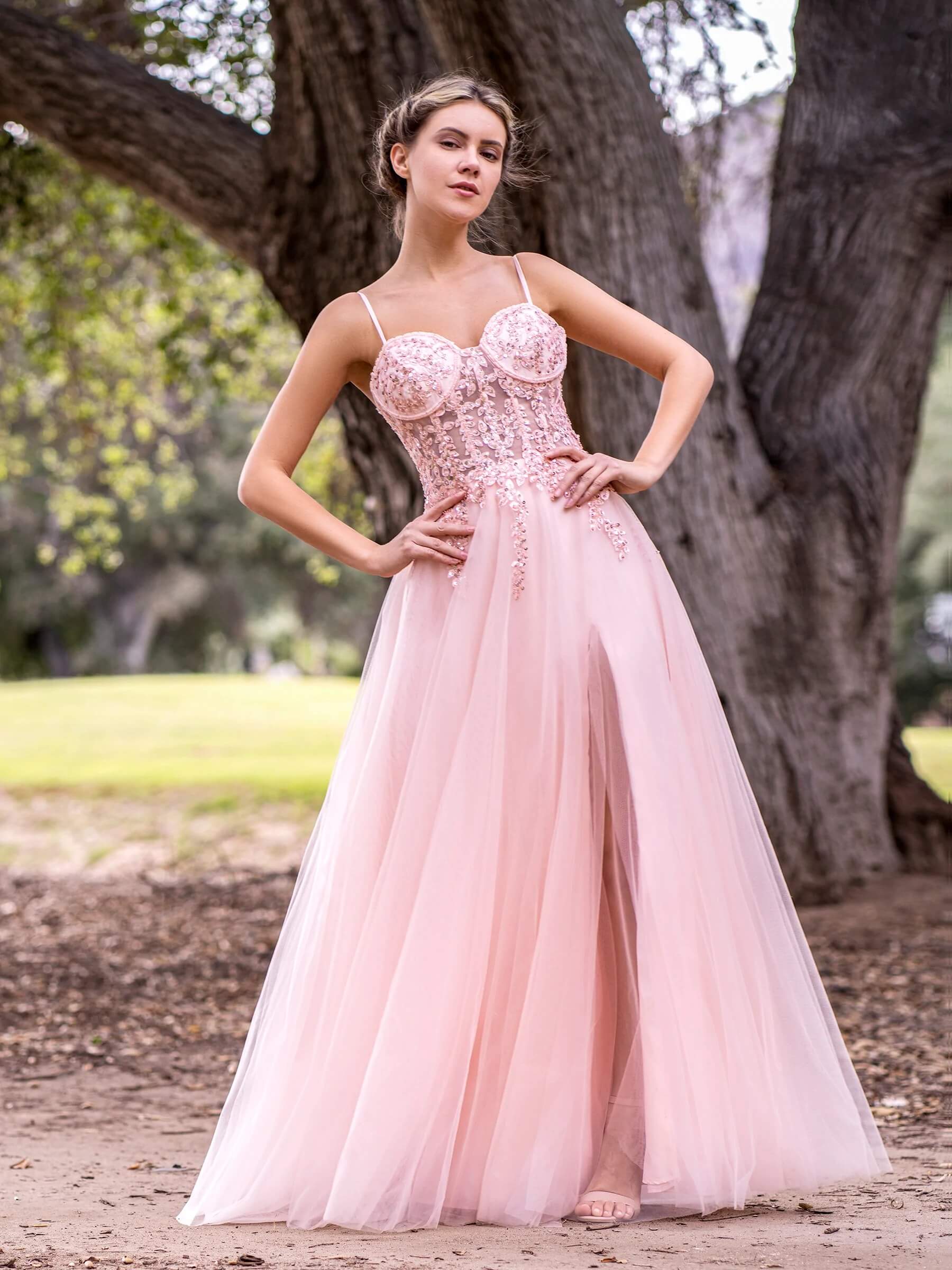 Vestido de fiesta de tul con tirantes finos, corte en A, encaje y largo hasta el suelo, con abertura.
