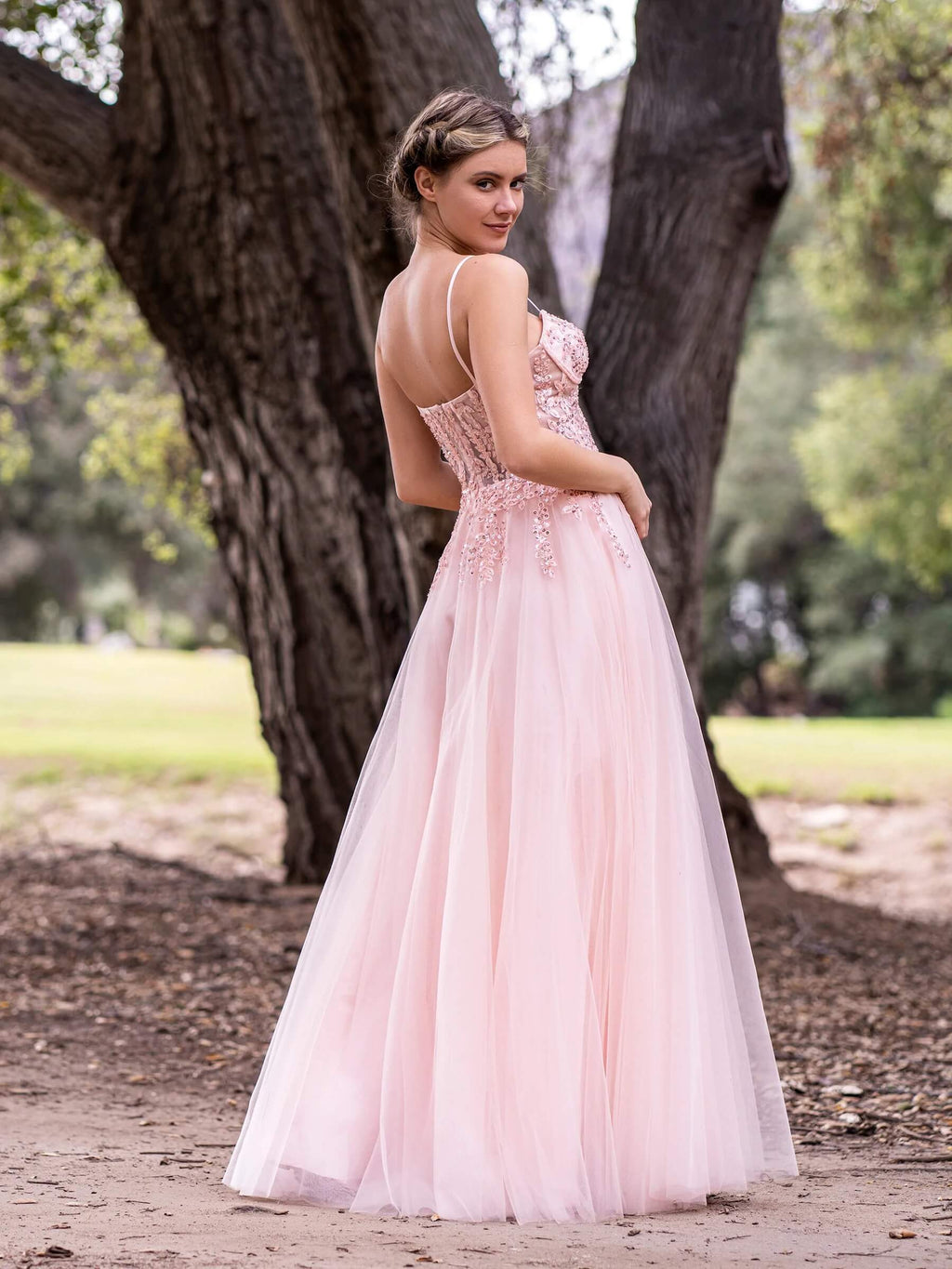 Vestido de fiesta de tul con tirantes finos, corte en A, encaje y largo hasta el suelo, con abertura.
