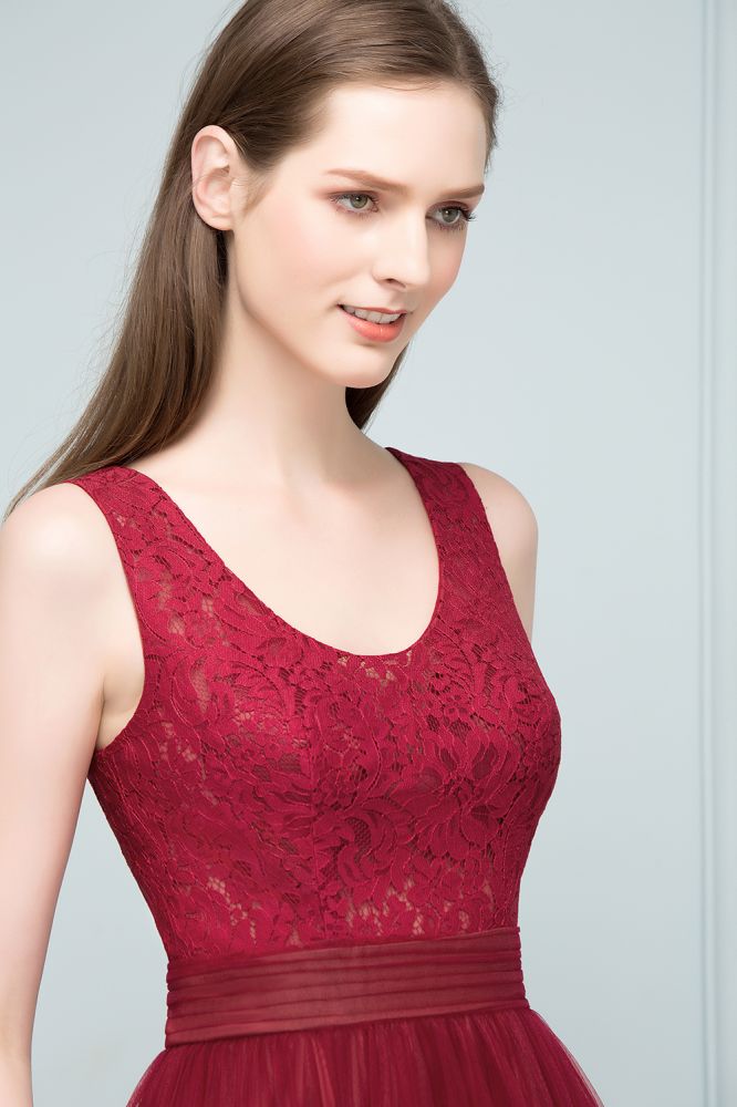 Robe de bal longue sans manches en tulle bordeaux à décolleté rond et haut en dentelle
