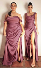 Robe en satin drapée à épaules dénudées