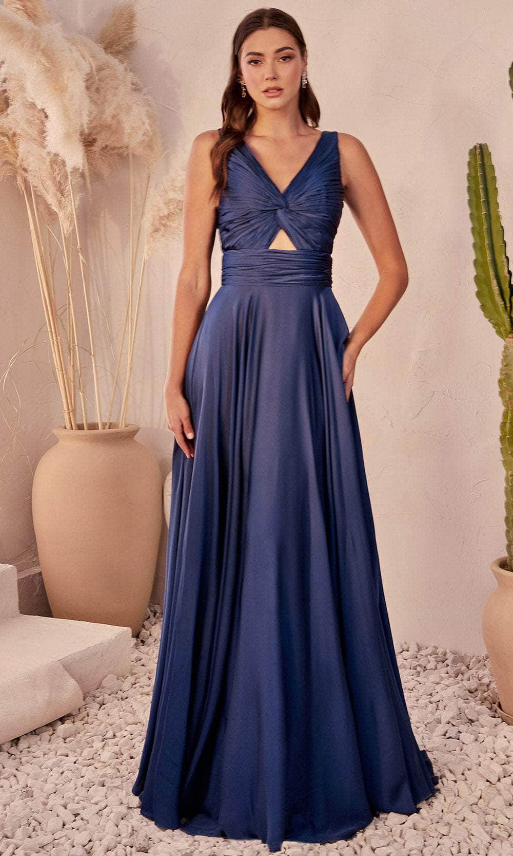 Robe de bal froncée à col en V et nœud